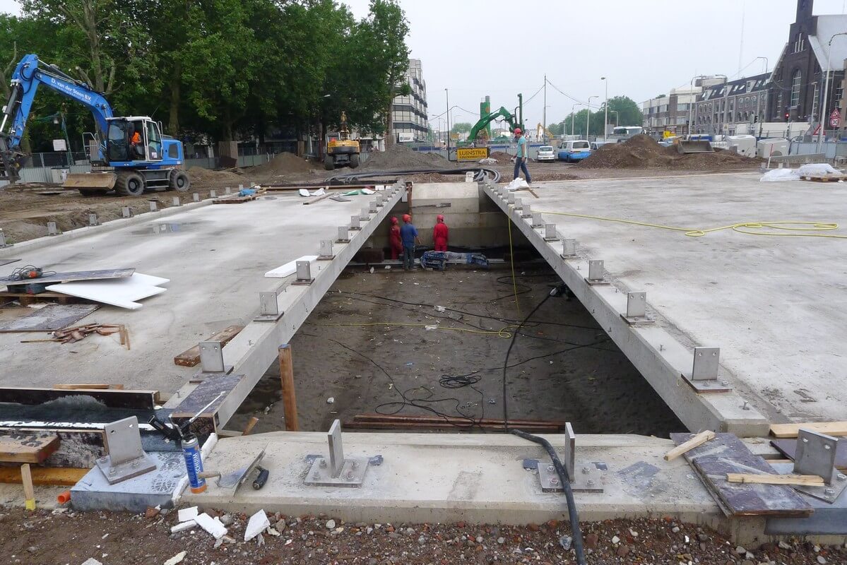 De brug voor auto's en aparte fietsbanen.