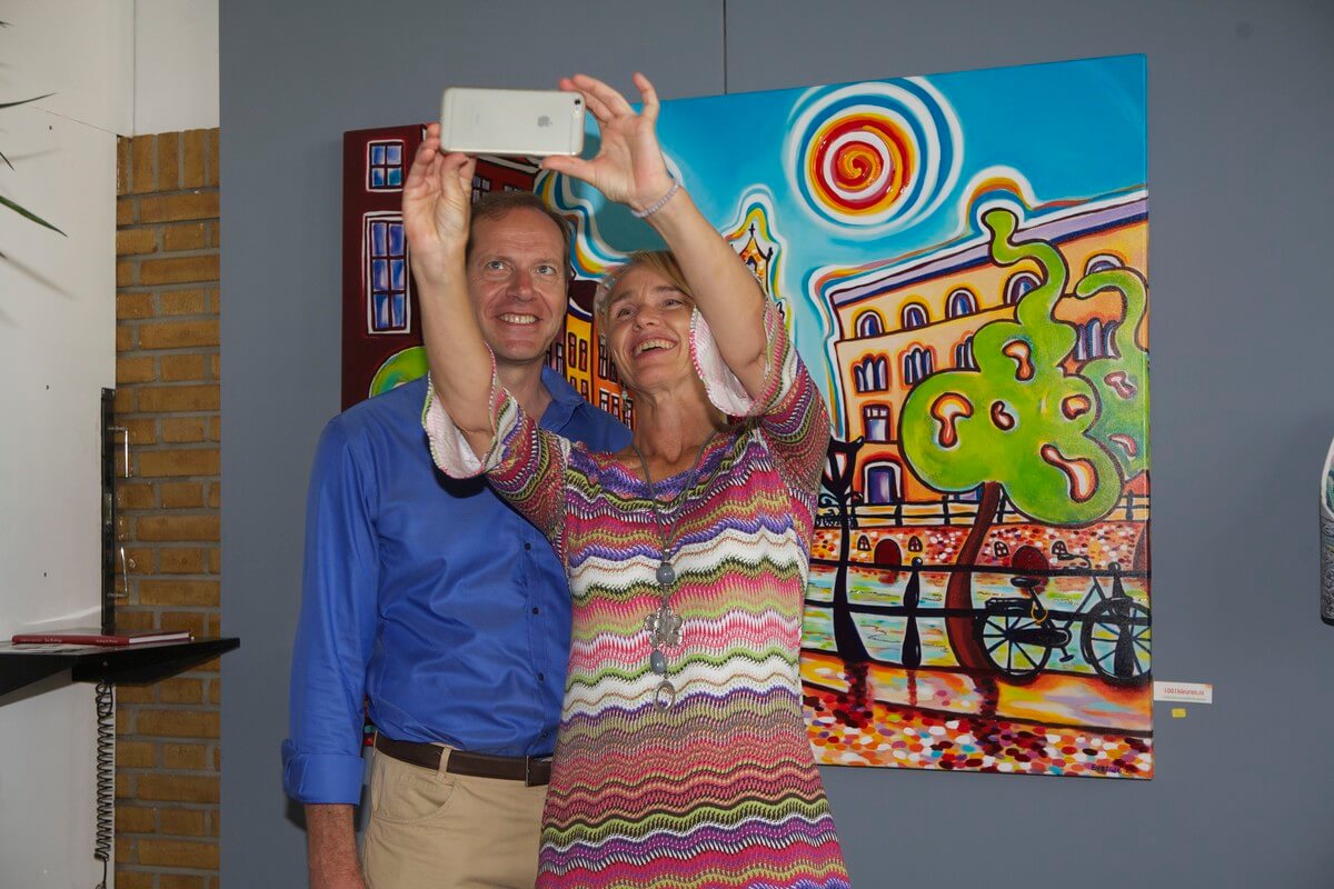 Kunstenares Eveline Bouwkamp maakt met Prudhomme een selfie voor haar schilderij. Foto: Ton van den Berg