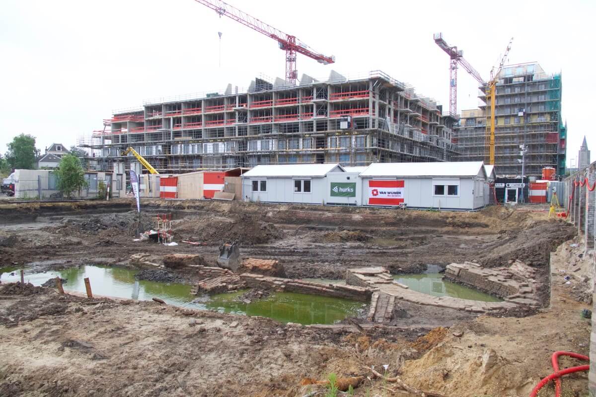 De opgraving met op achtergrond nieuwbouw woonwijk Zijdebalen. Foto: Ton van den Berg