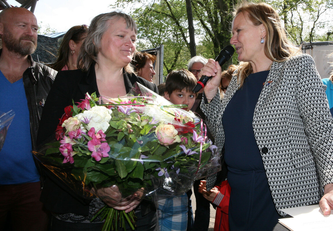 Voorzitter Machteld Smits spreekt Esther Lubberding (midden) toe en links opvolger Dennis Luken. Foto: Ton van den Berg