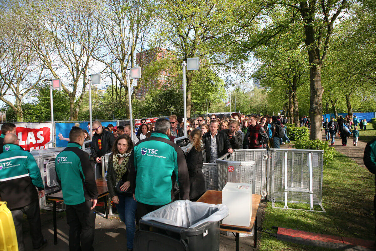 Lange rijen wachtende bezoekers bij de entree tot het Bevrijdingsfestival. Foto: Ton van den Berg