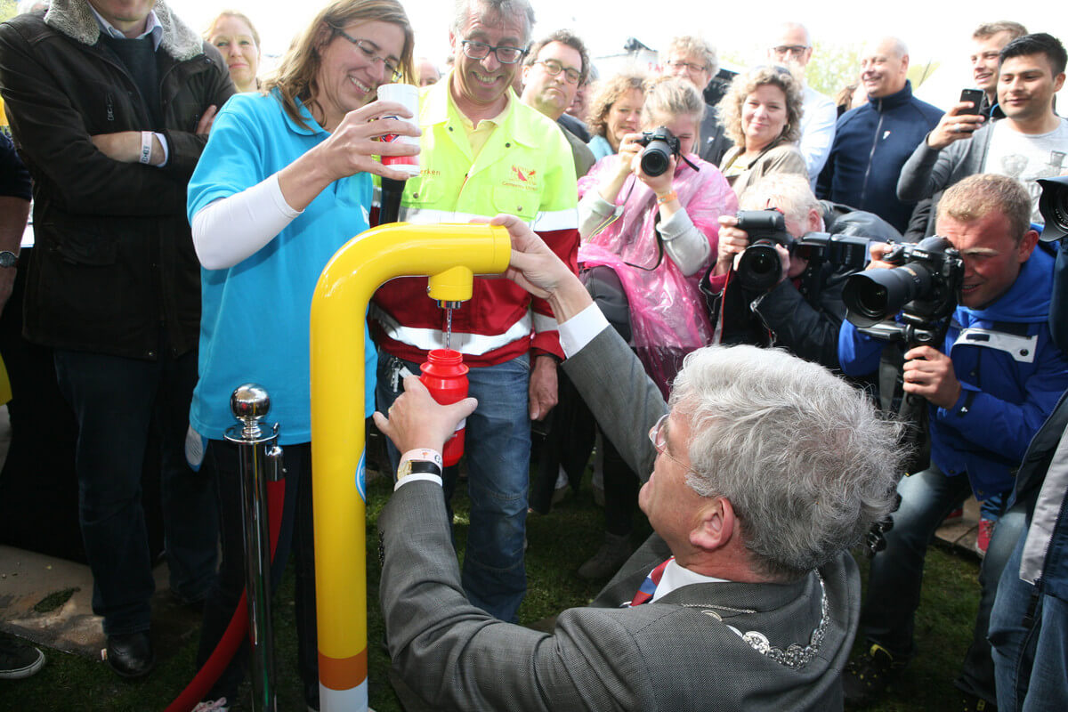 Burgemeester Van Zanen opent symbolisch de Vitens-watertap. Foto: Ton van den Berg