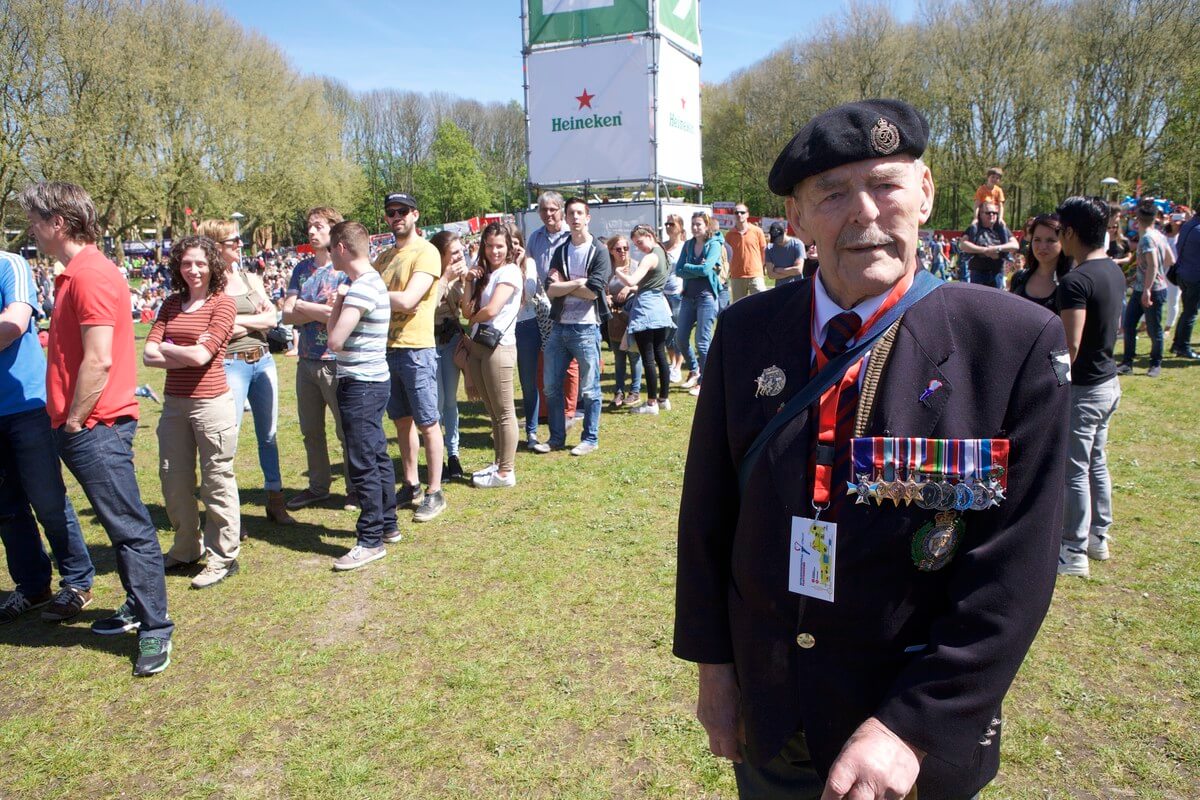 De Engelse oorlogsveteraan major Edwin (Ted) Hunt op het veld van het Bevrijdingsfestival. Foto: Ton van den Berg