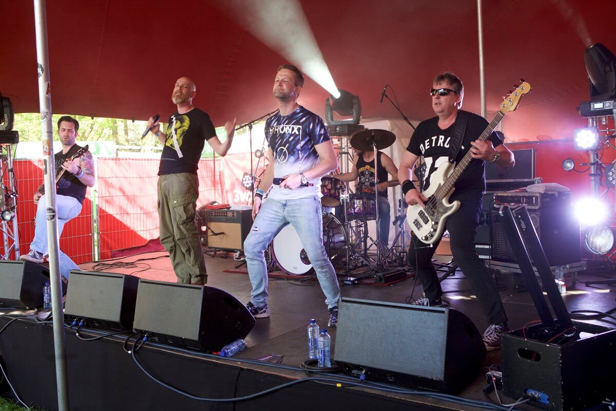 De band STEENKOUD op het Bevrijdingspodium. Foto: Ton van den Berg