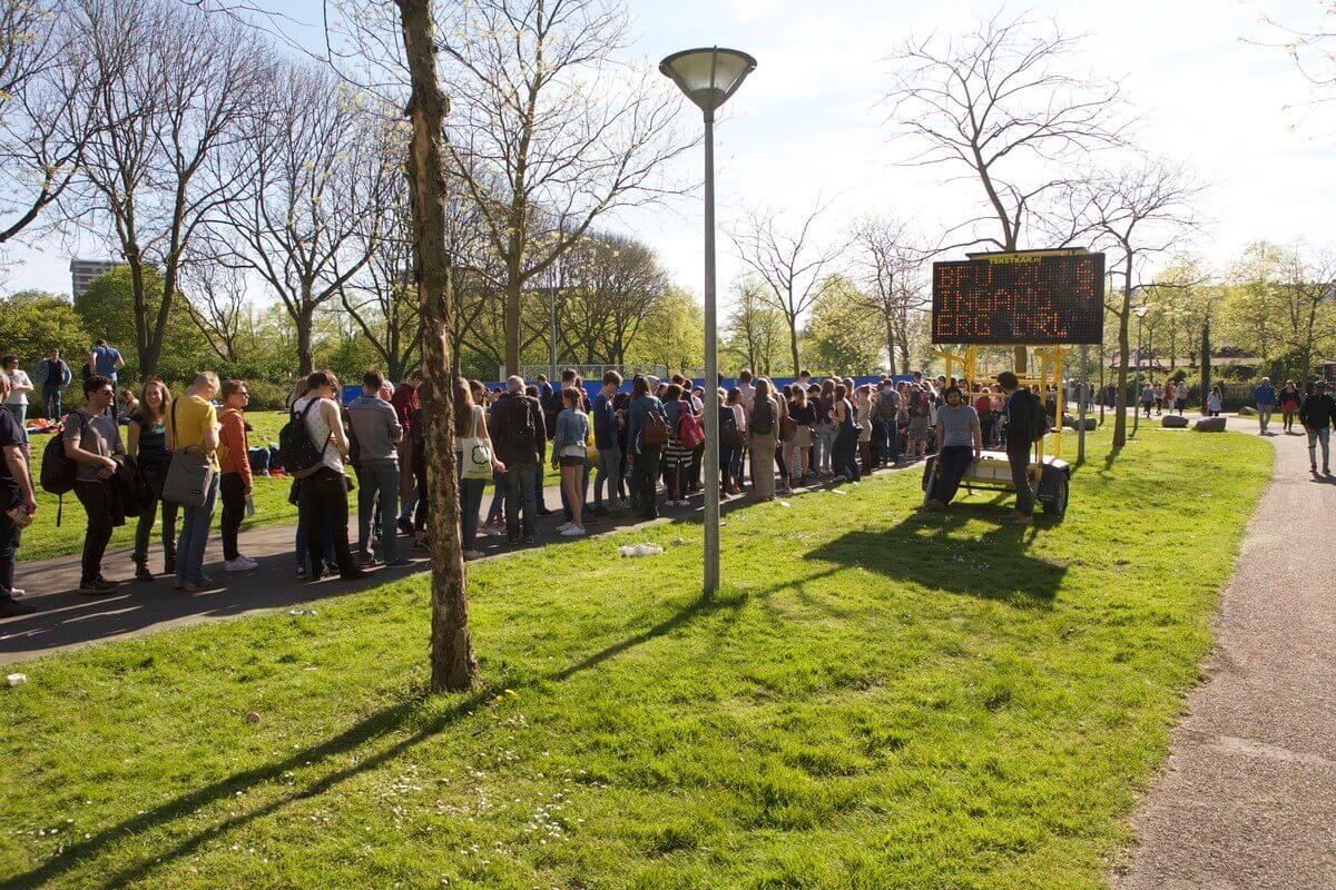 Een lange wachtrij vanaf de Europalaan. Foto: Ton van den Berg