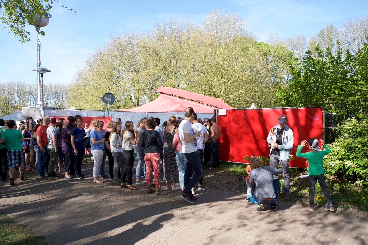 Rijen wachtenden ook bij de toiletten. Foto: Ton van den Berg