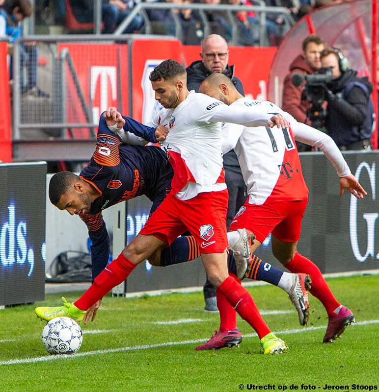 Sow probeert te voorkomen dat Maher de bal in het veld houdt. Fotoverslag: Jeroen Stoops