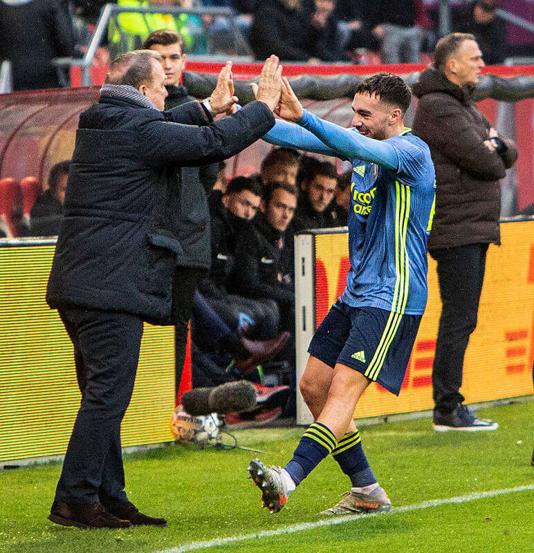 Advocaat weer in de Galgenwaard. Hier feliciteert de trainer van Feyenoord Kökcü met de 1-0. Foto: Jeroen Stoops