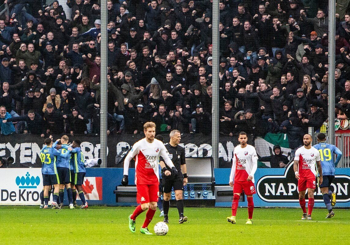 Spelers van Feyenoord vieren de 1-2 voor het eigen publiek.