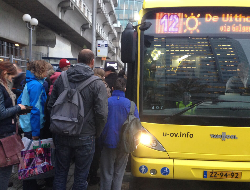 De eerste bus die bij de opstaphalte naar de Uithof stopt, is binnen tien seconden afgeladen vol. Foto: Zita Eijzenbach