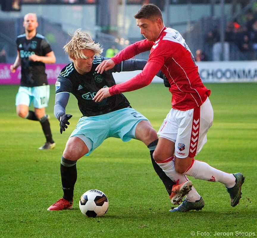 Invaller Peterson met Dolberg - Foto: Jeroen Stoops