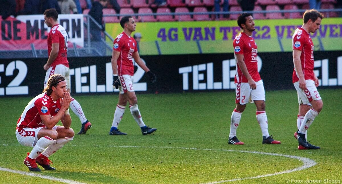 Teleurstelling bij de spelers van FC Utrecht na het laatste fluitsignaal - Foto: Jeroen Stoops