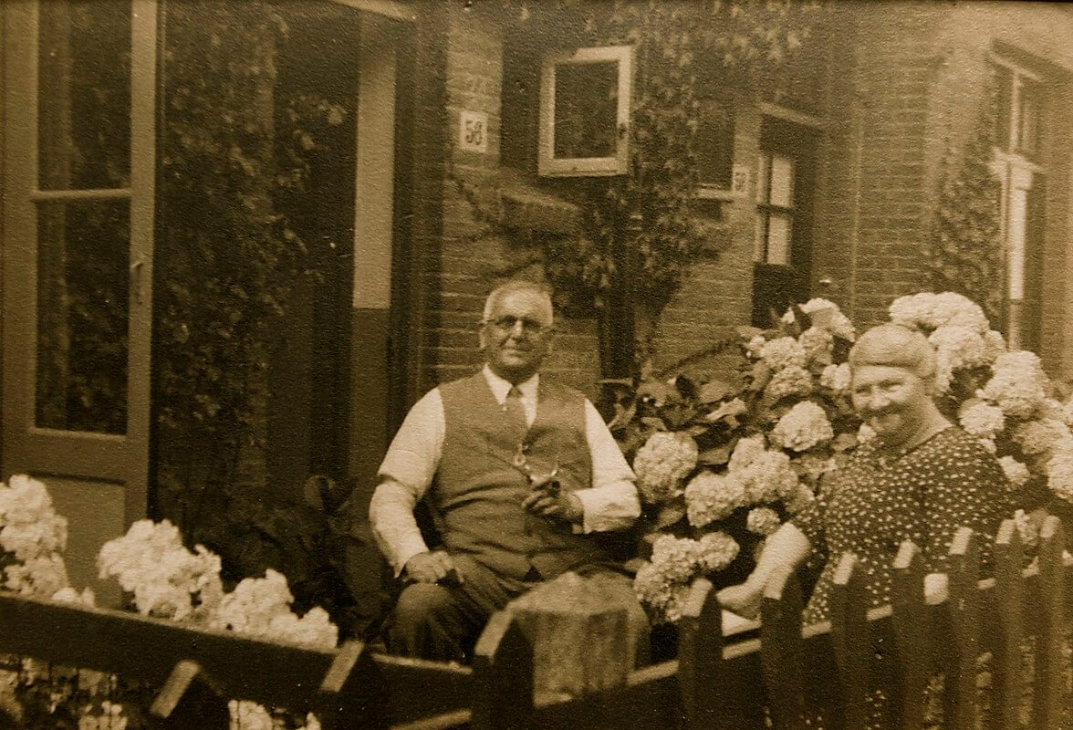 Opa en oma Ebbeling in de voortuin van hun woning aan de Swammerdamstraat. Foto: familiearchief Van Londen