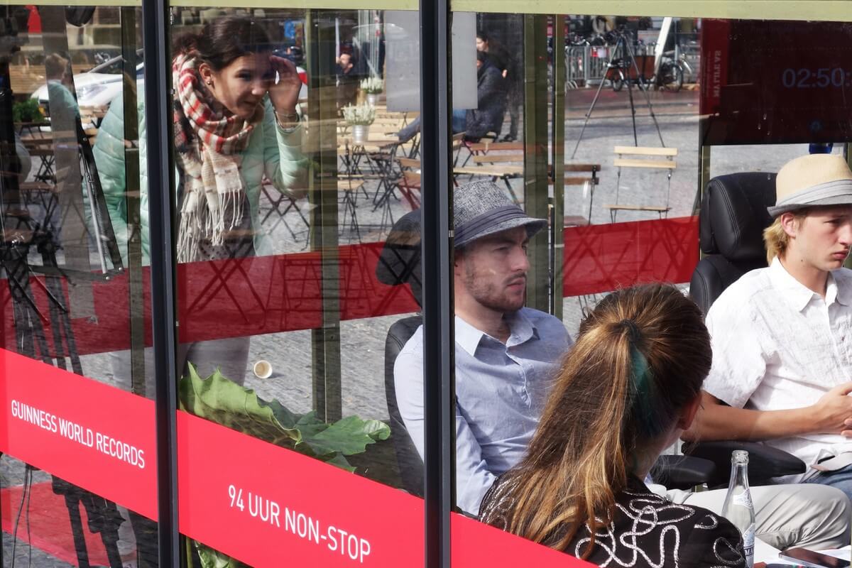 Een belangstellende drukt haar neus op het glas om ook een glimp van de televisie mee te krijgen. Foto: Jeroen Stoops