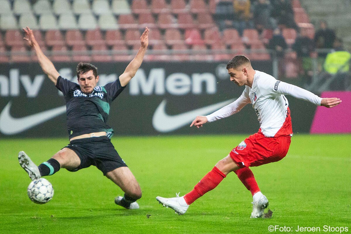 Peterson schiet tijdens zijn eerste thuiswedstrijd na zijn terugkeer het eerste doelpunt voor FC Utrecht binnen.