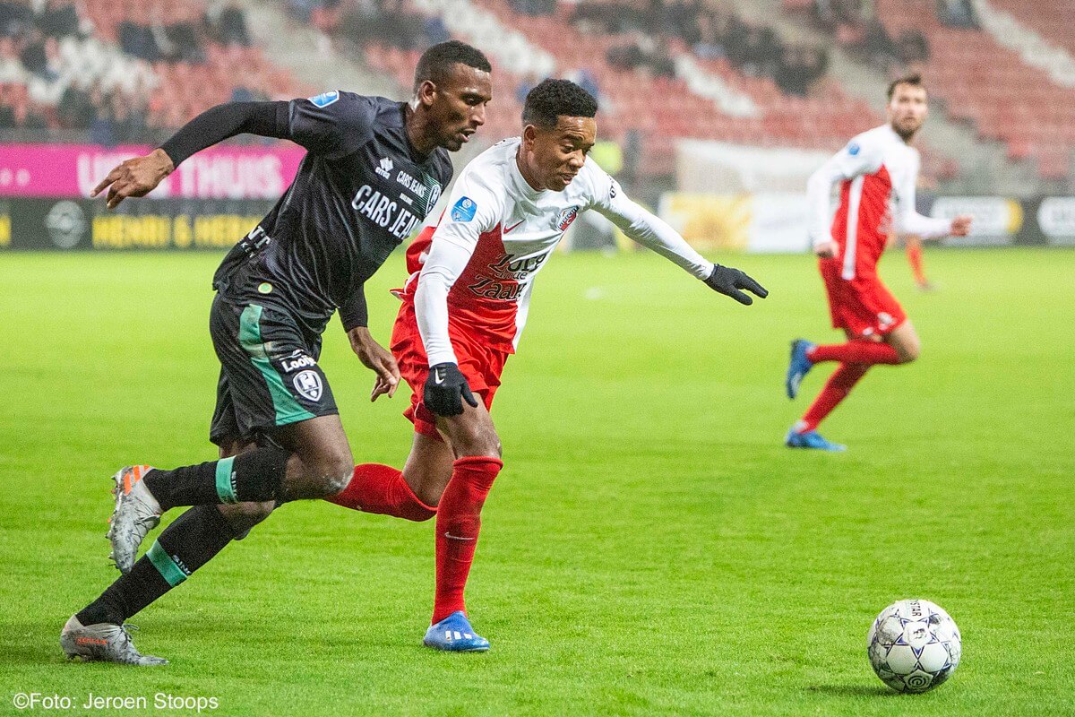 Urby Emanuelson in duel met Dion Malone.