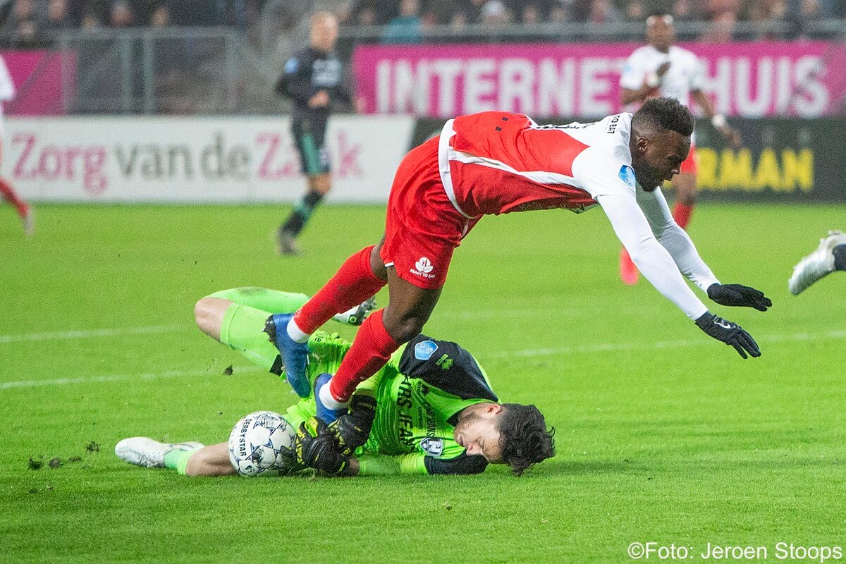 Het lukt Abass net niet om te scoren. ADO-keeper Koopmans is er op tijd bij.