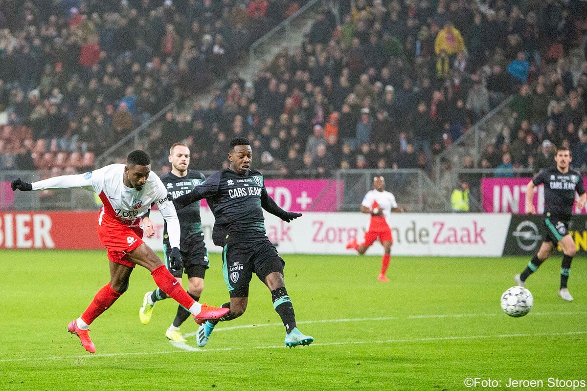 Kerk schiet de 3-0 binnen.